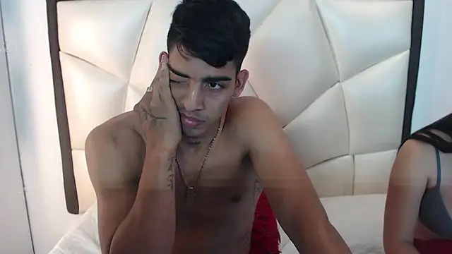 Chat +18 de Milo_and_Mily ao vivo