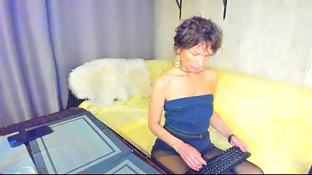 Elizabe_th Live XXX-Chat