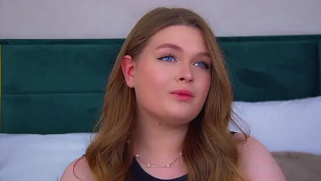 CrystalLyons' Live XXX Chat