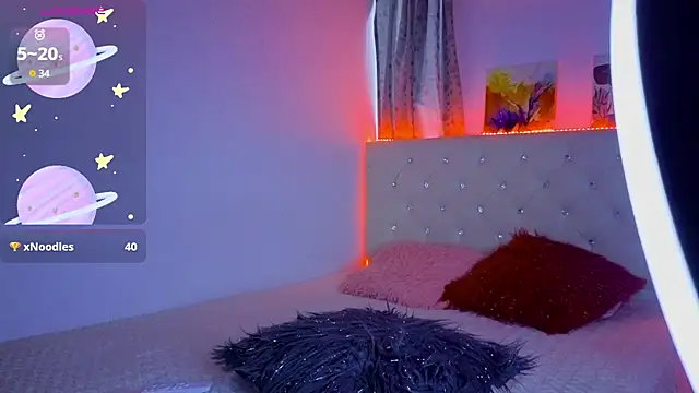 larah_uwu's Live XXX Chat