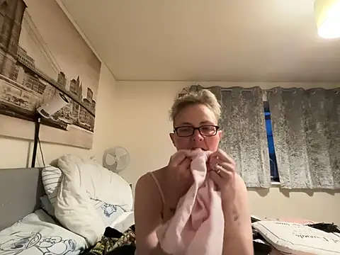 Curvy-Jinx Live XXX Chat