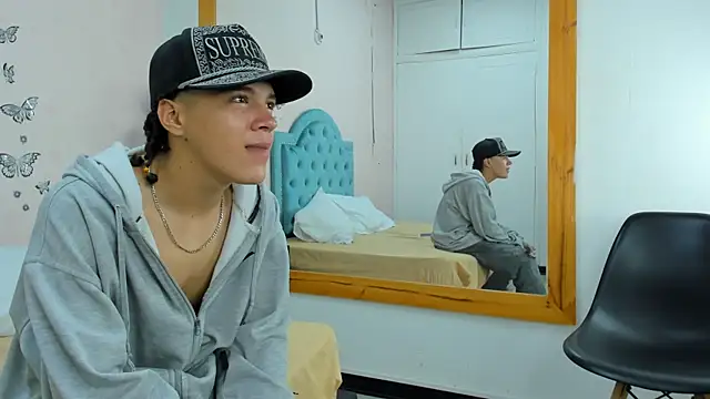 Czat XXX na żywo – Charlie_Latino