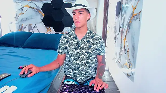 Chat +18 de Goldendesirexx ao vivo