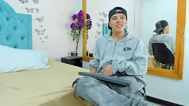 Chat XXX en directo de Charlie_Latino