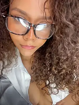 CurlyOopsieXXX Adlı Modelin Canlı XXX Sohbeti