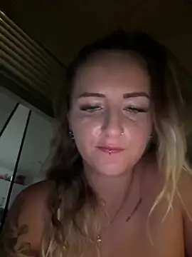 Chat +18 de Lyra_XX ao vivo