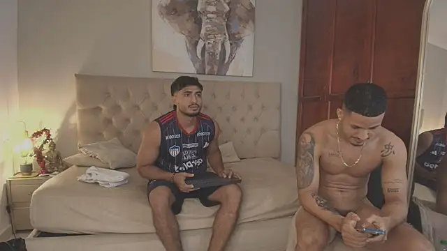 Maxi_and_Ares' Live XXX Chat
