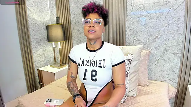 LuciaWallace Chat XXX in diretta