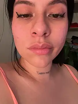 Chat +18 de Holly_velvett ao vivo