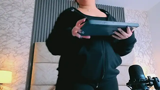 BellatrixKorz's Live XXX Chat