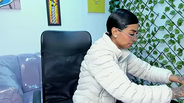 KarlaSlutSkinny__ Chat XXX in diretta