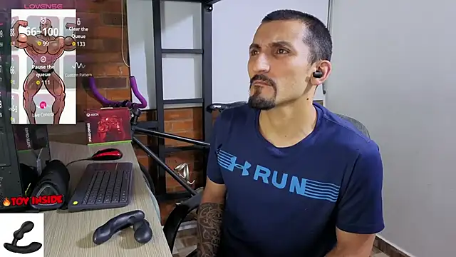 Marck_Muscle: διαδικτυακό σόου στην κάμερα