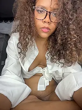 CurlyOopsieXXX Adlı Modelin Canlı XXX Sohbeti