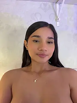 AlessiaVallmont Adlı Modelin Canlı XXX Sohbeti