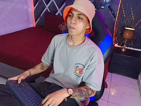 Chat +18 de cameron_lux77 ao vivo
