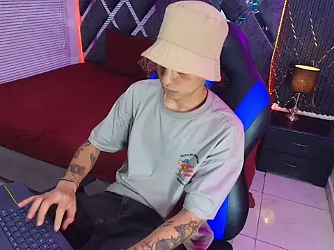 Chat +18 de cameron_lux77 ao vivo