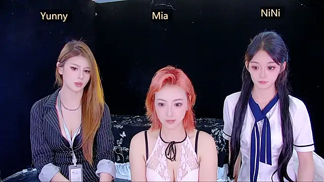 MiNi-U live XXX chat