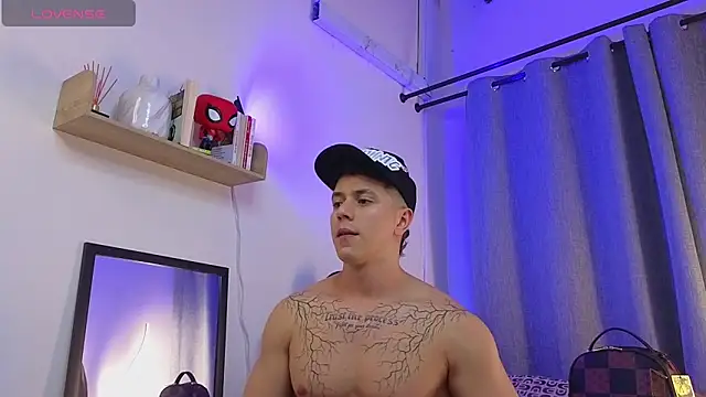 ASHTON_HILS XXX чат на живо