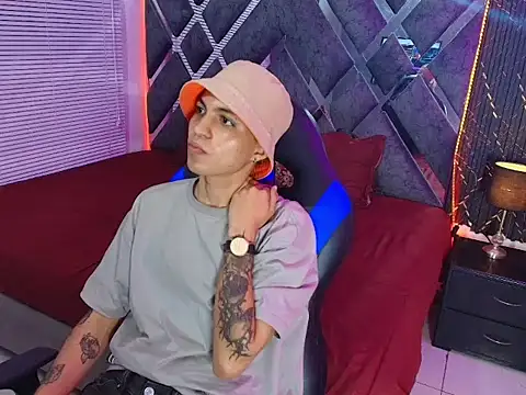 Chat +18 de cameron_lux77 ao vivo