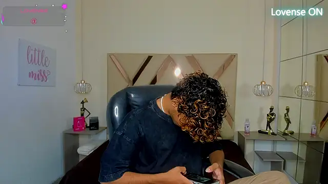 Živý XXX chat Anyelo_Twink