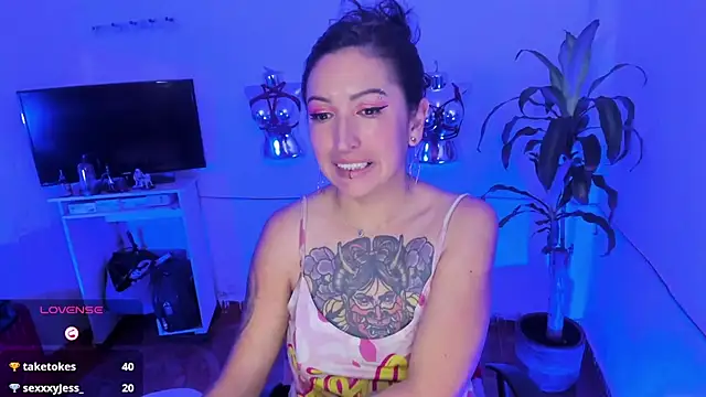 LucyStrike_ Adlı Modelin Canlı XXX Sohbeti