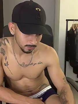 NicolasChest_xxx: διαδικτυακό σόου στην κάμερα