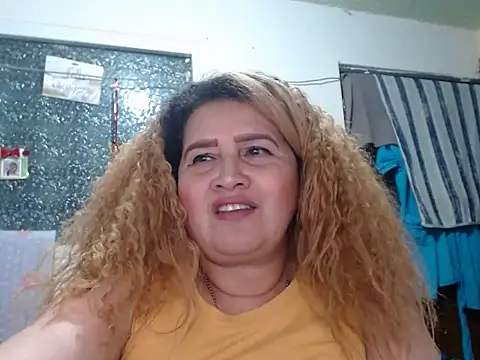 Perla1981-- Live XXX-Chat