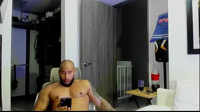 Andrew_Johnnson Adlı Modelin Canlı XXX Sohbeti