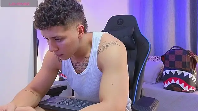 ASHTON_HILS live XXX chat