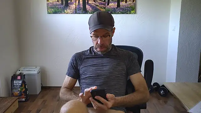 Chatroom XXX en direct de DaddyHarry_MatureStallion