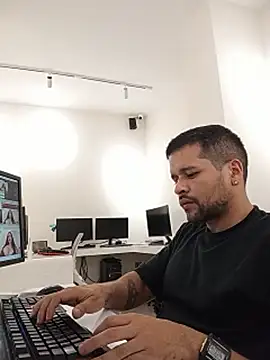 LucasGaeel: διαδικτυακό σόου στην κάμερα