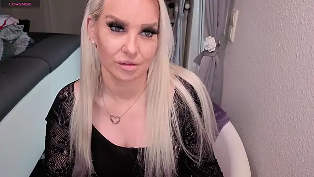 MIA-XXXn Live XXX chat