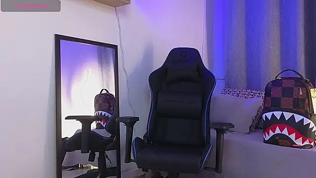 ASHTON_HILS: απευθείας συνομιλία ΧΧΧ