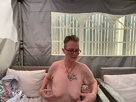 Curvy-Jinxn Live XXX chat