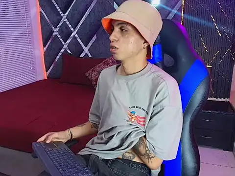 Chat +18 de cameron_lux77 ao vivo