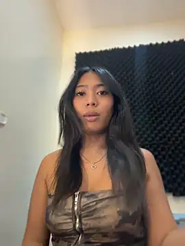 hugecock_tamira Show in webcam