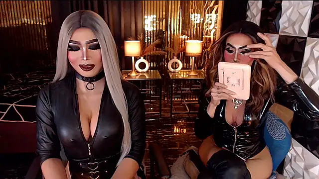 Chat XXX en directo de MonstrousCockDiva