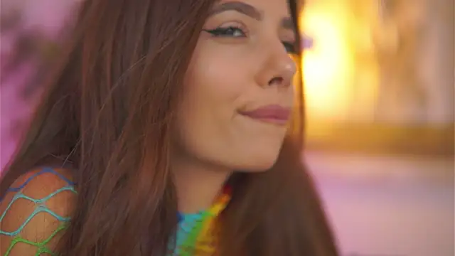 Aisha_Bee Adlı Modelin Canlı XXX Sohbeti