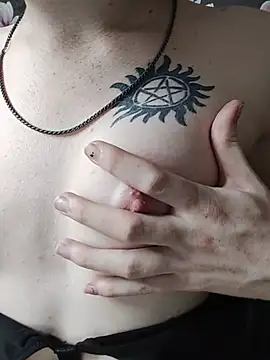 צ'אט XXX בשידור חי של MickeQuinee