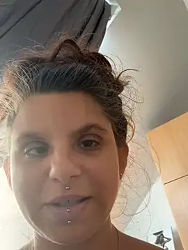 Brutecia2002 Chat XXX in diretta