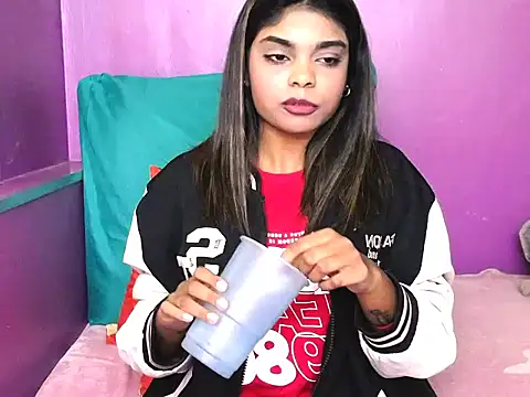 indianicon23's Live XXX Chat