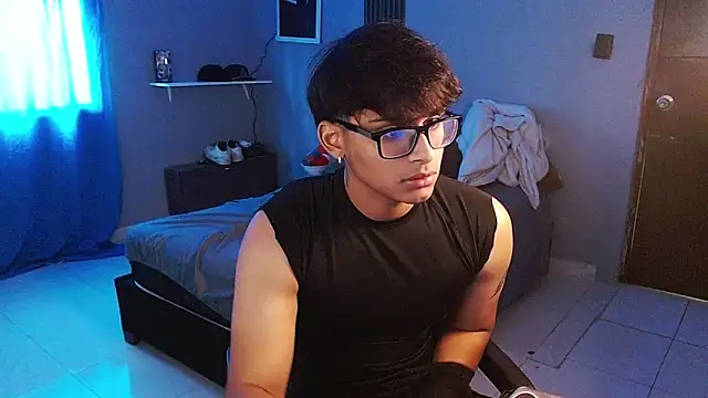 Mr_yisuzz Adlı Modelin Canlı XXX Sohbeti