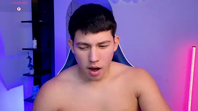 JamesCr_ élő XXX-chatje