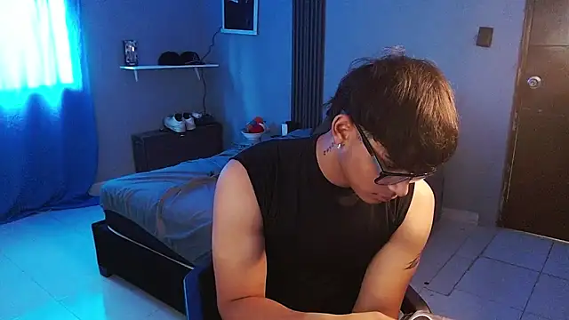 Mr_yisuzz élő XXX-chatje