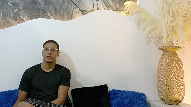 lucas837481 – Live XXX-chat