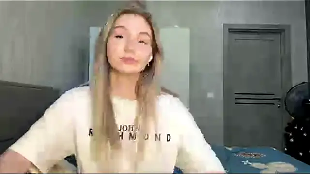 MoonlitCrystalia's Live XXX Chat