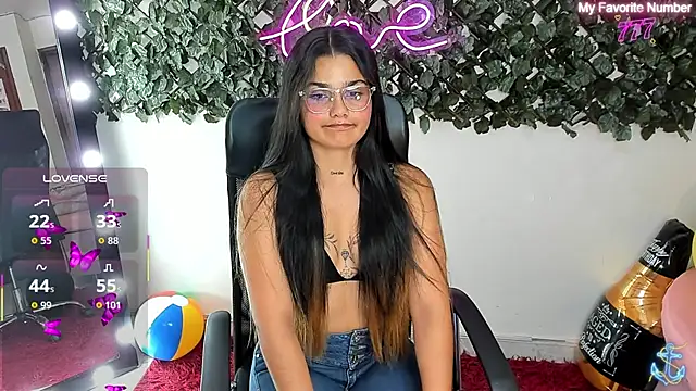 DestinyHills Adlı Modelin Canlı XXX Sohbeti