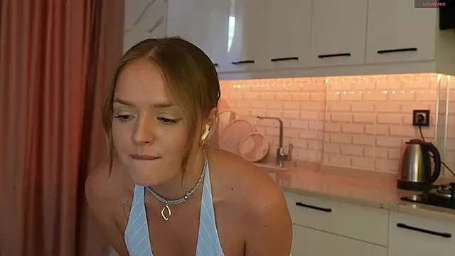 Онлайн чат XXX lunaaauraaaa