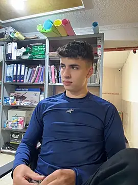 Chat +18 de AdrianRinaldi ao vivo