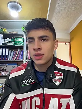 XXX chat uživo modela AdrianRinaldi